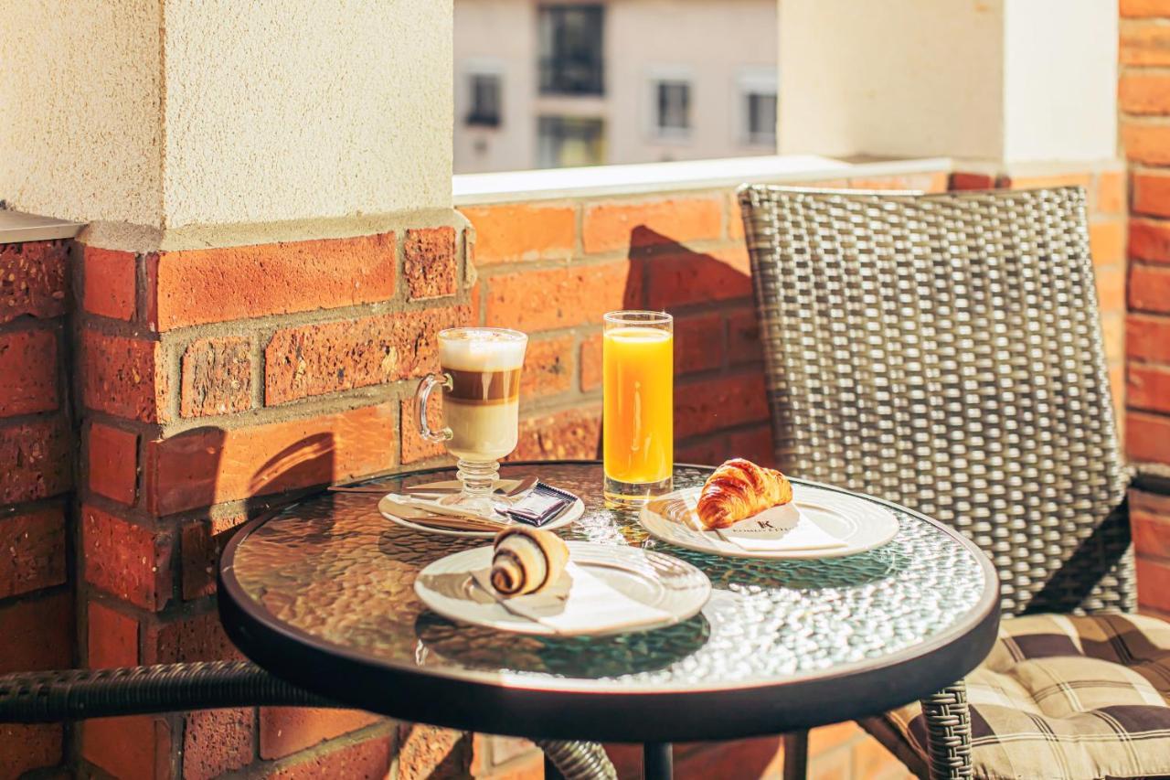Komló Hotel Gyula Exterior foto
